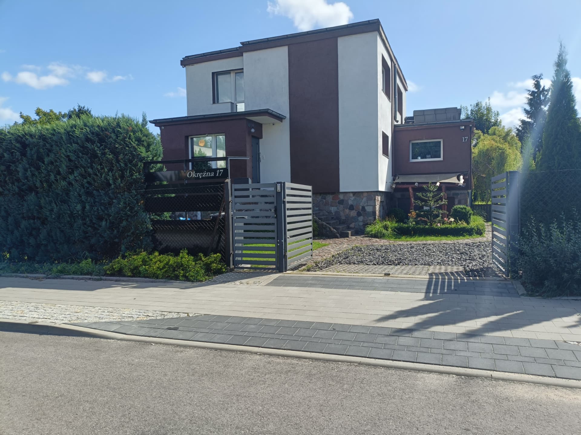 Budynek obiektu 24h Gdynia Mini Apartamenty przy ulicy Okrężnej 17